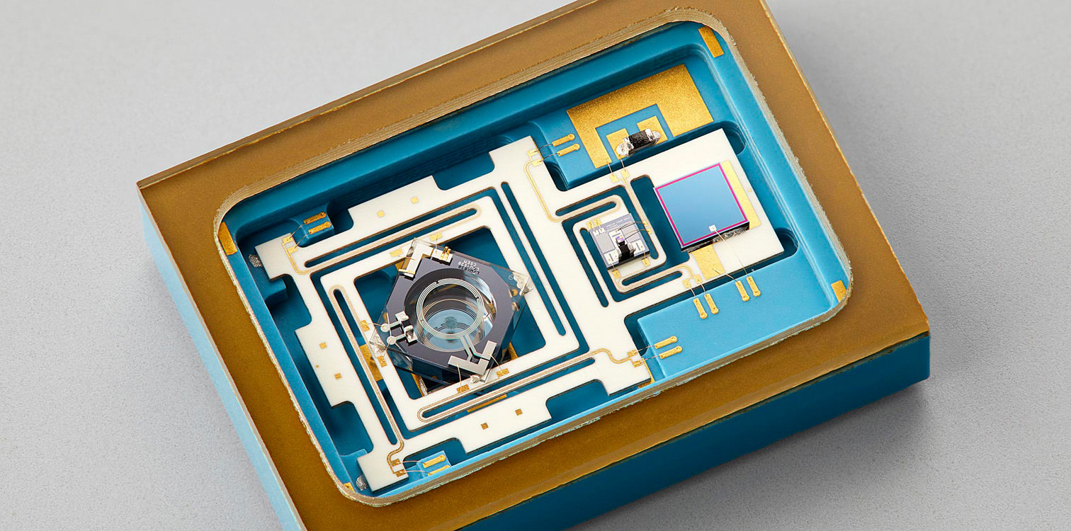 Makrofotografie: Die kleinste Atomuhr der Welt. (Nein, die ist nicht radioaktiv!